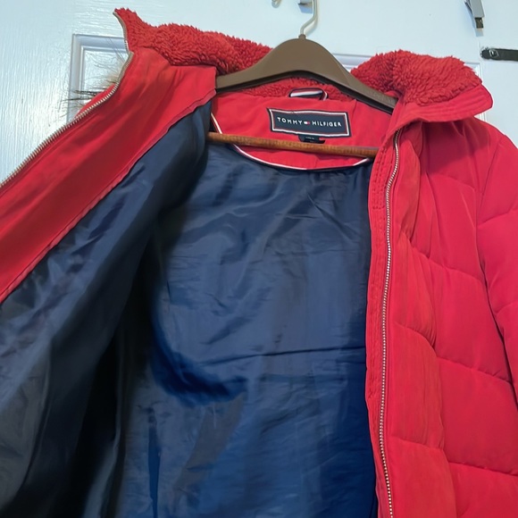 Get ready for snow with this fur hooded red puffer coat. Tommy Hilfiger size M - Picture 4 of 9